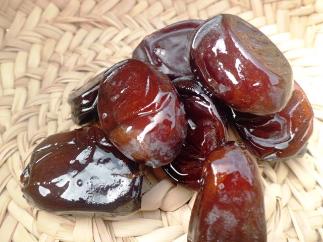 How to Enjoy a Delicious Dessert With a Twist - Try Date Fruits From Malaysia